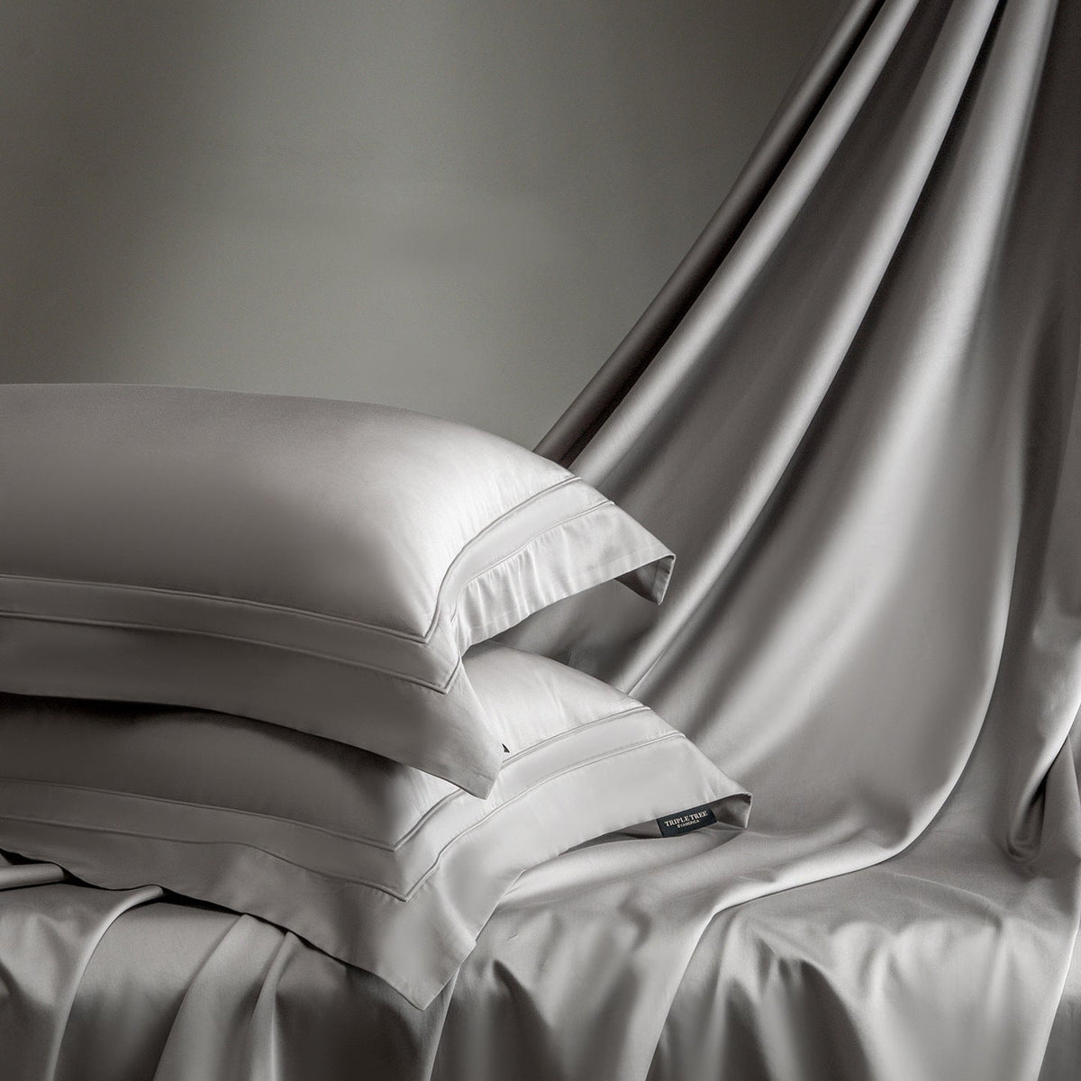 Silky-smooth satin bedding set with envelope closure