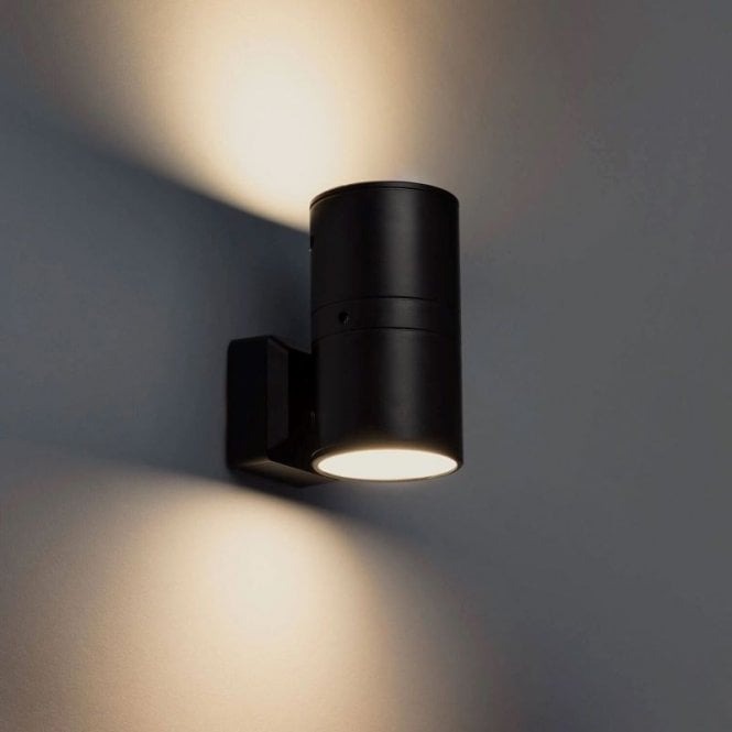 Black Metal Wall Lamp - Modern Plug-In Sconce with Day/Night Sensor - Image 5