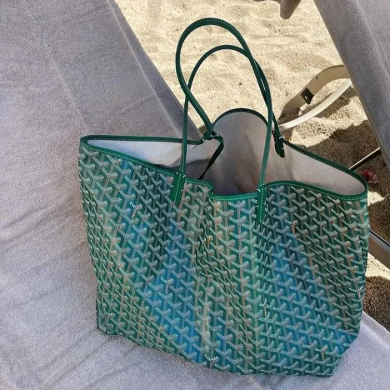 Elegant Large Women's Handbag – Versatile and Stylish