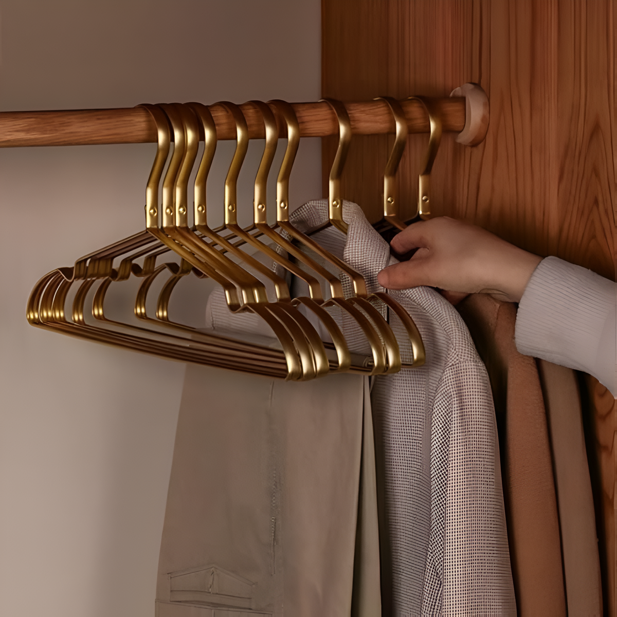 Luxury Non-Slip Aluminium Hangers – Organization & Style for the Wardrobe