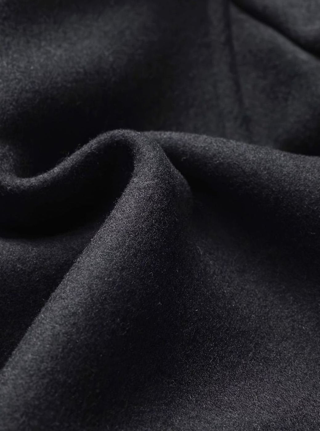 Men's Single-Breasted Wool Overcoat with Tailored Lapel and Scarf