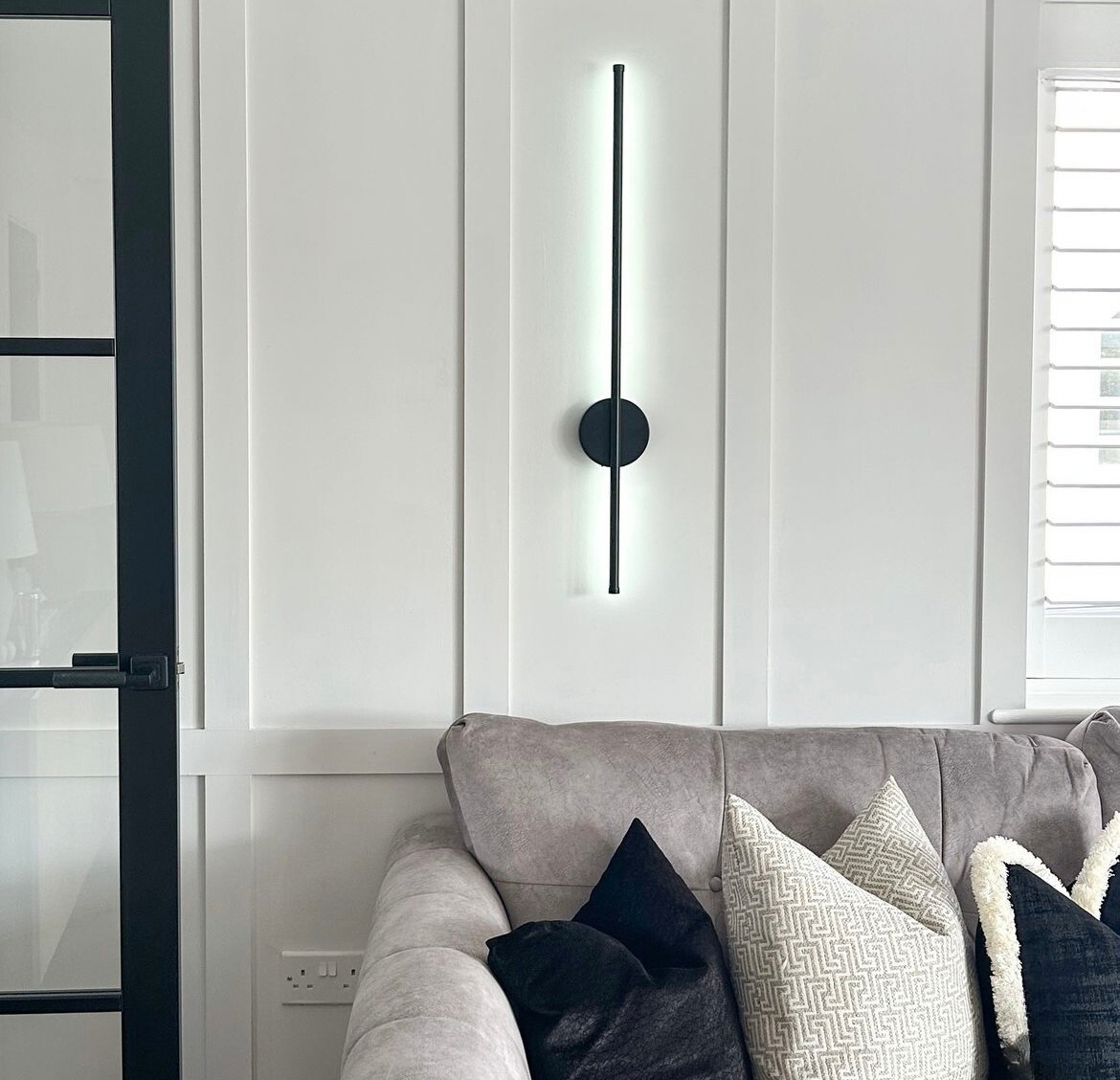 Minimalist LED Wall Lamp - Slim Vertical Design - Modern Lighting - Image 1
