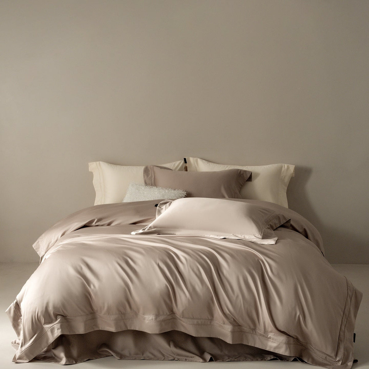 Silky-smooth satin bedding set with envelope closure
