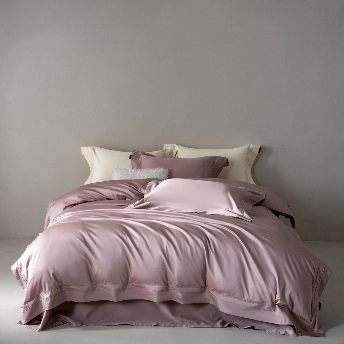Silky-smooth satin bedding set with envelope closure