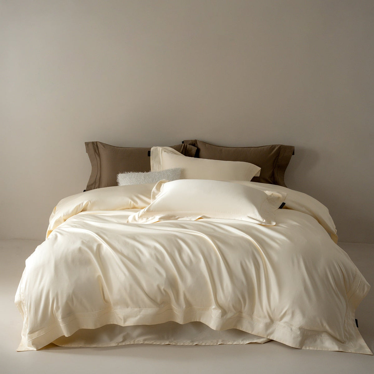Silky-smooth satin bedding set with envelope closure