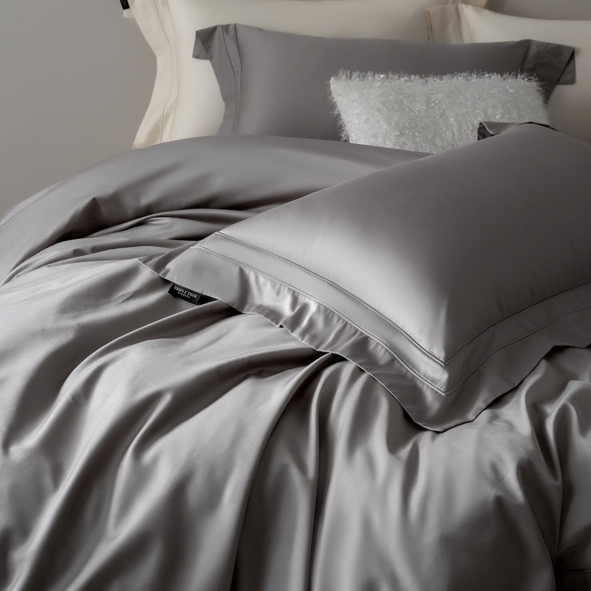 Silky-smooth satin bedding set with envelope closure