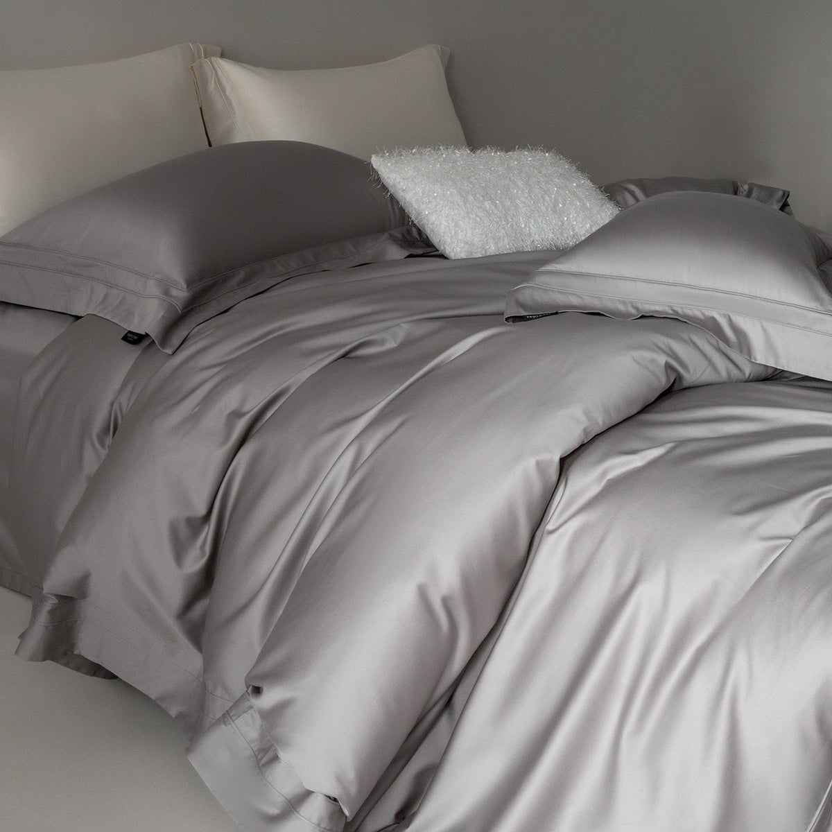 Silky-smooth satin bedding set with envelope closure